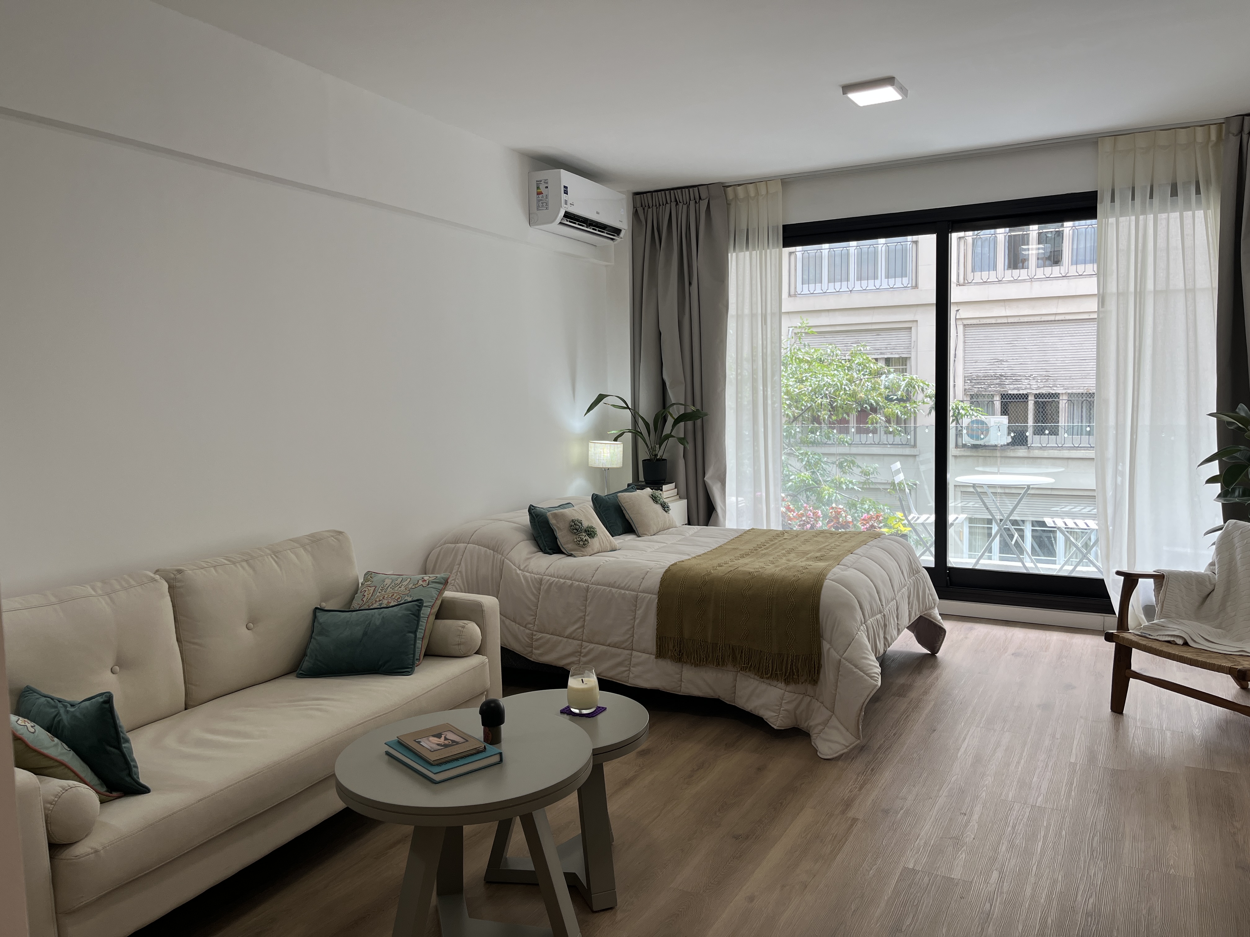 Studio luminoso con balcón