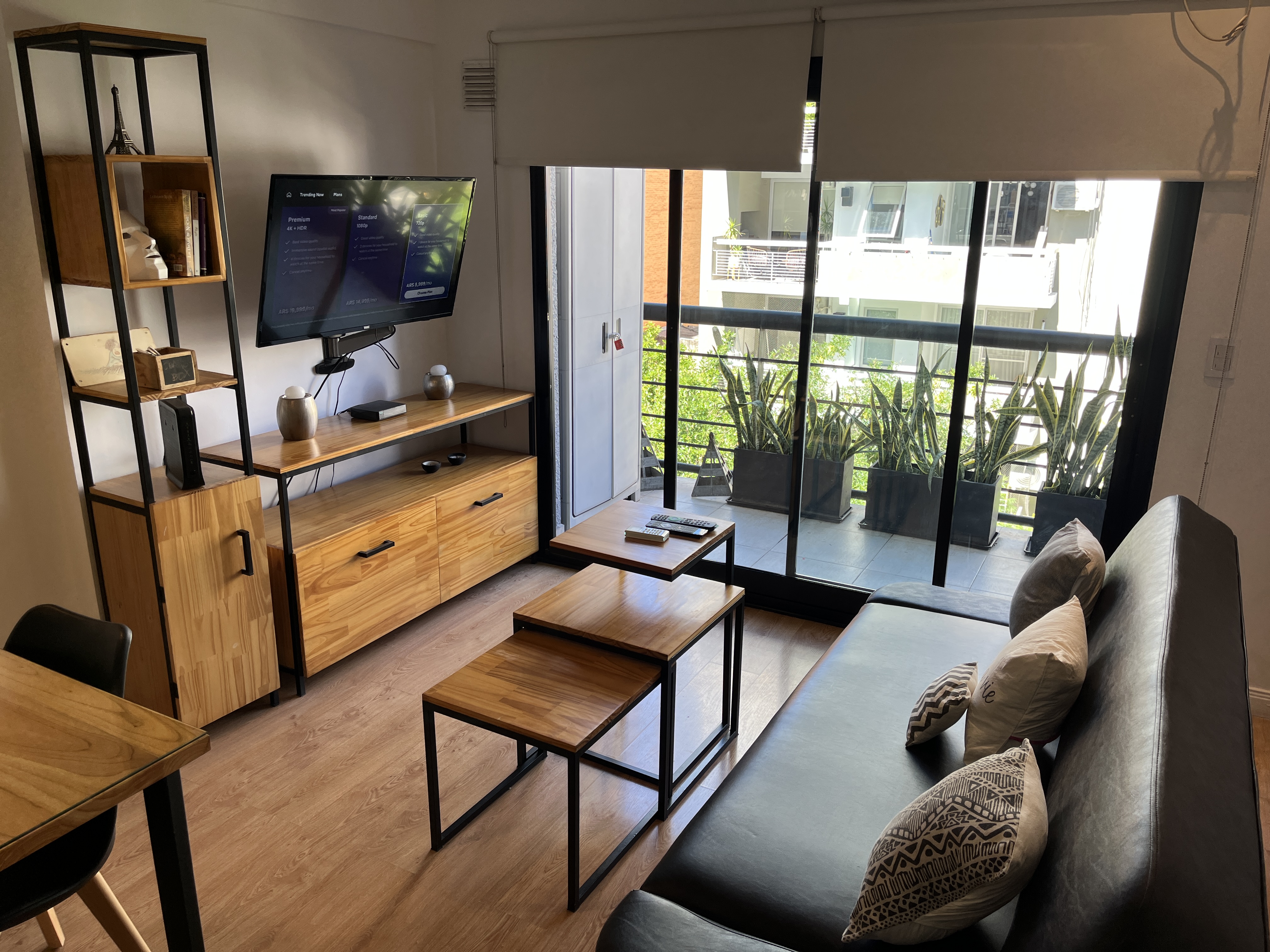 Living con balcón y terraza